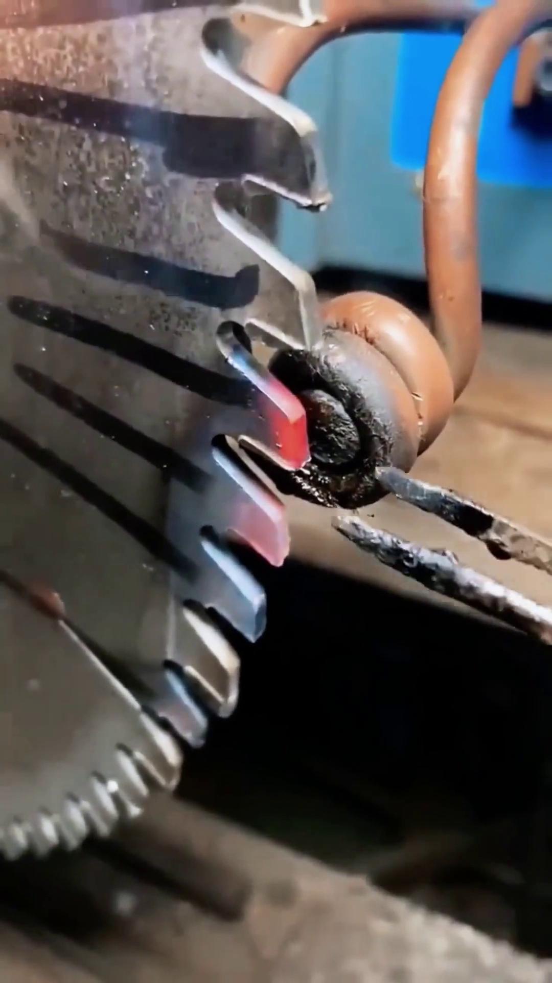 鉆頭鋸齒合金焊接常見了，這個發一個用高頻加熱機熱拆鋸齒刀頭合金